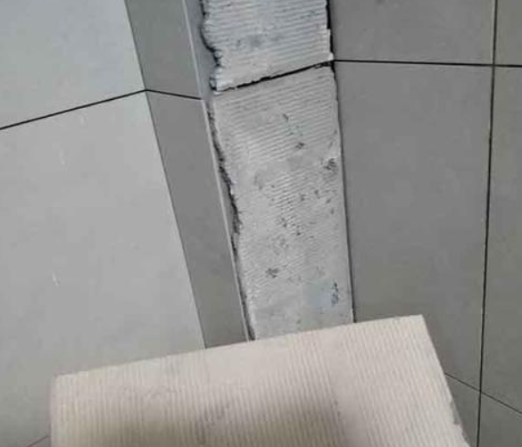 洮北瓷砖空鼓维修公司分享下厨房瓷砖脱落的补救措施。